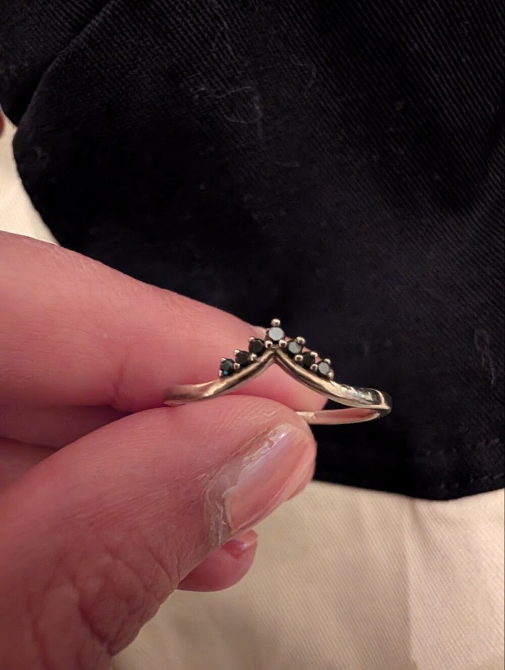 10k White Gold V-Shape Ring with Black Stones